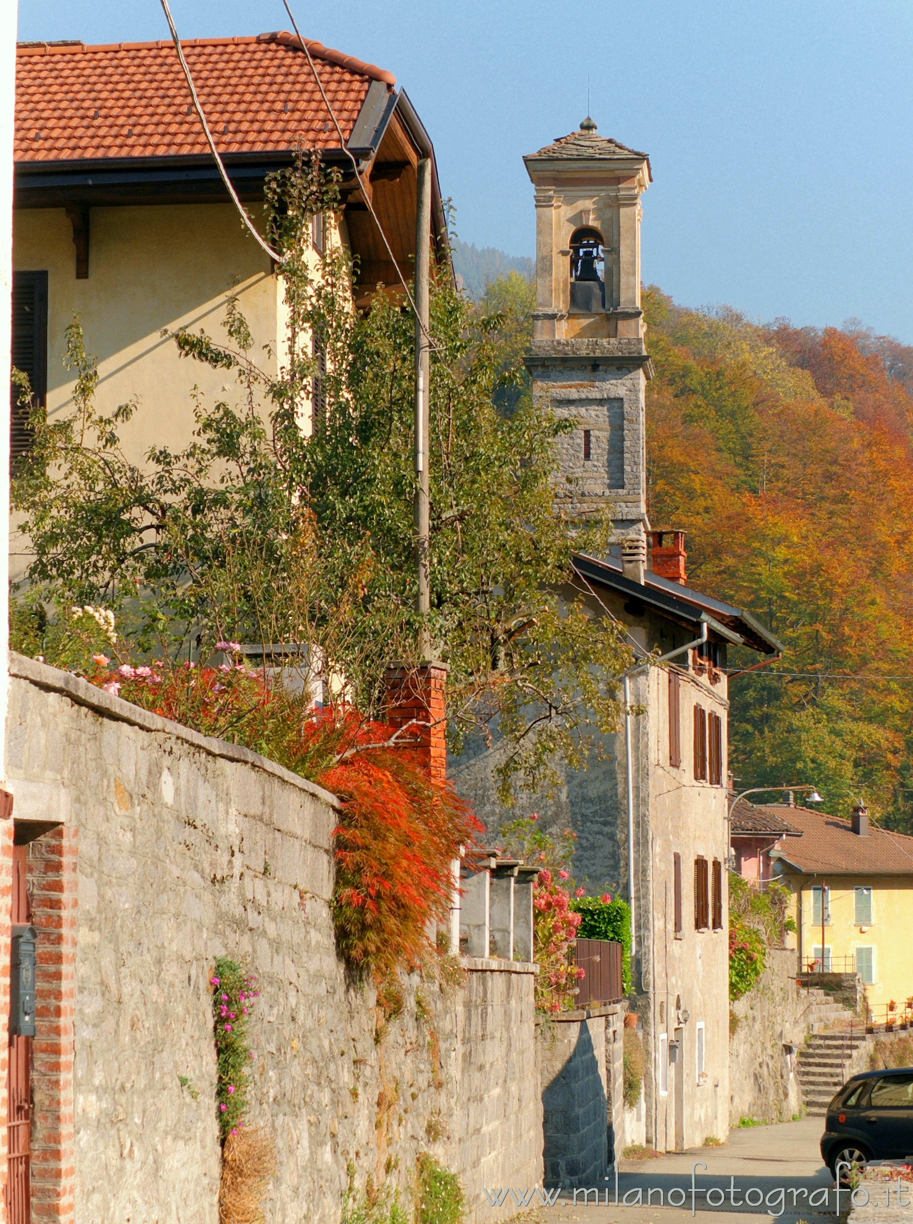 Valmosca frazione di Campiglia Cervo (Biella) - Strada del paese in autunno